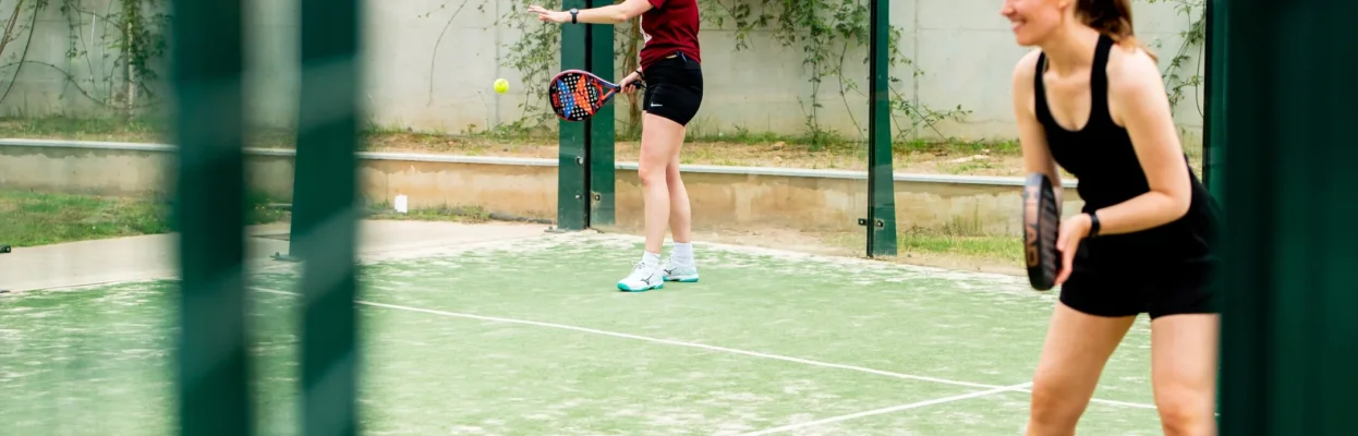 Padellers in actie buiten op de padelbaan.