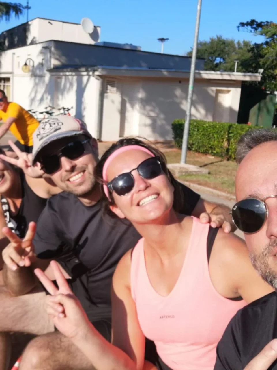 Groep reisgenoten maakt een selfie in de zon.