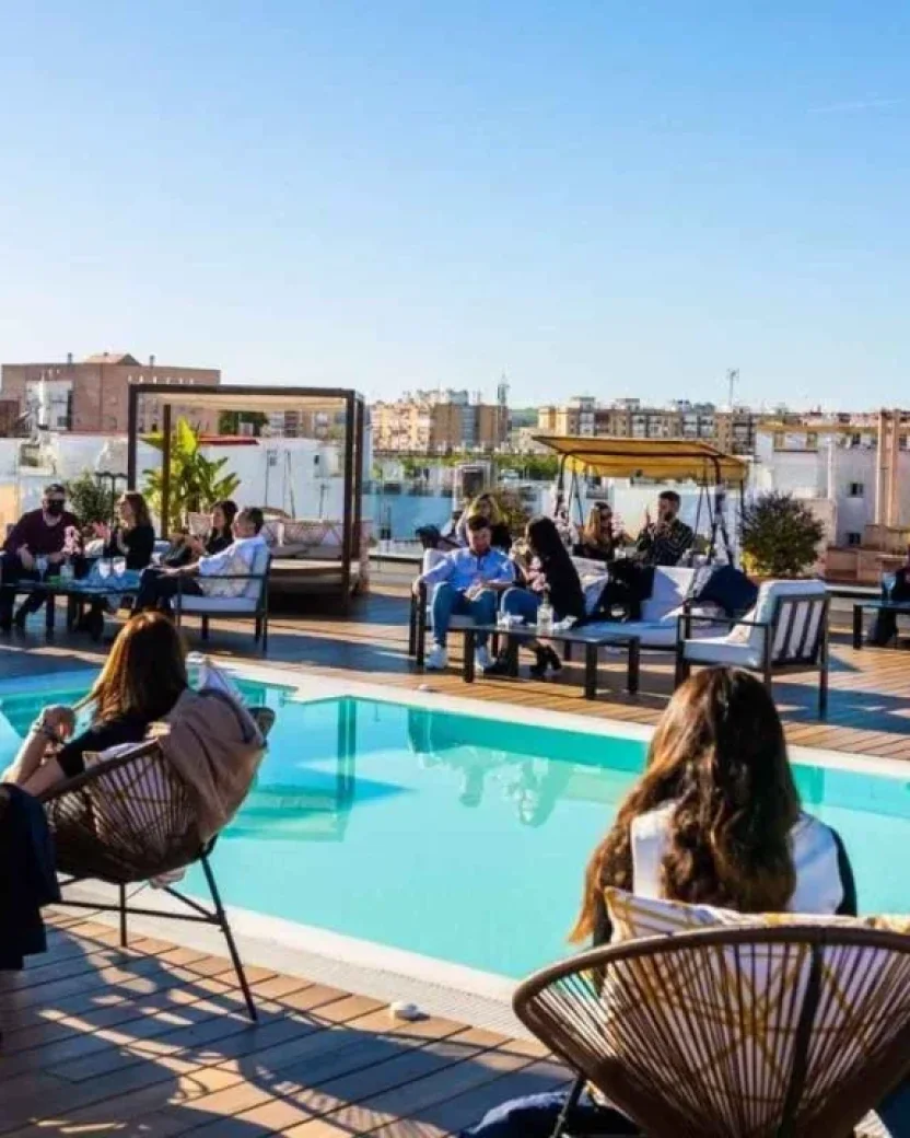 Dakterras met zwembad, zitplekken en uitzicht over Sevilla.