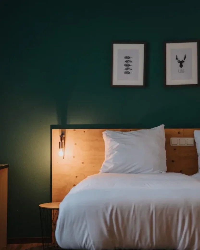 Slaapkamer accommodatie met aparte bedden en zithoek.