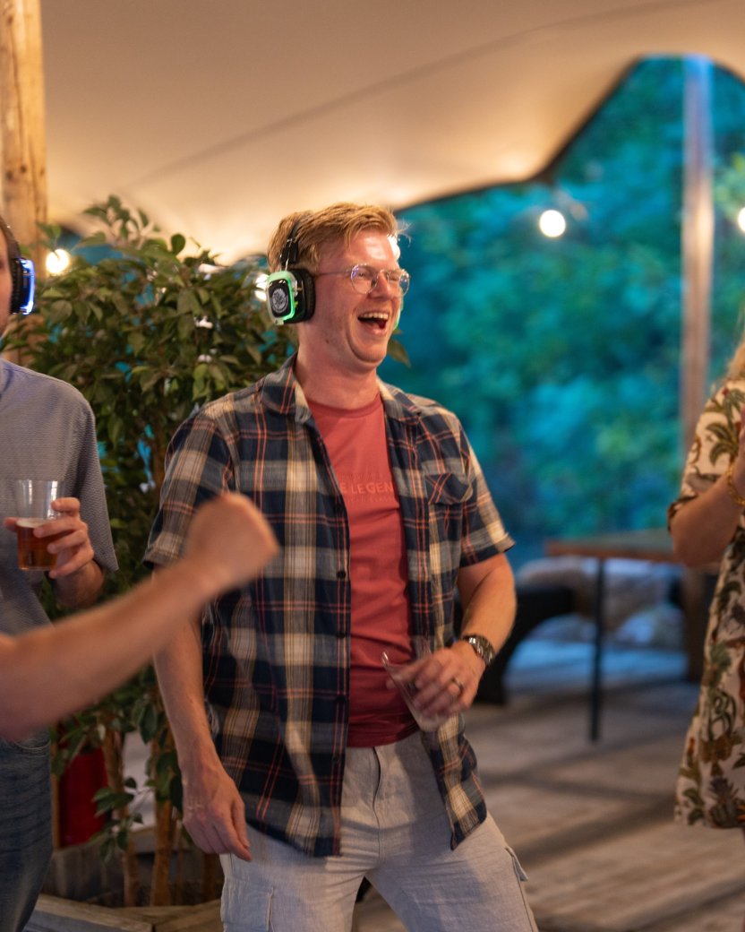 Reisgenoten genieten van een drankje tijdens de silent disco.