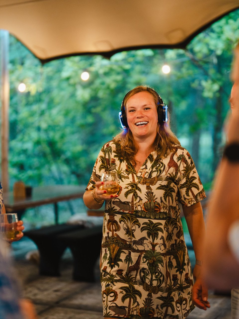 Reisgenoten luisteren samen naar muziek met koptelefoons tijdens een silent disco.