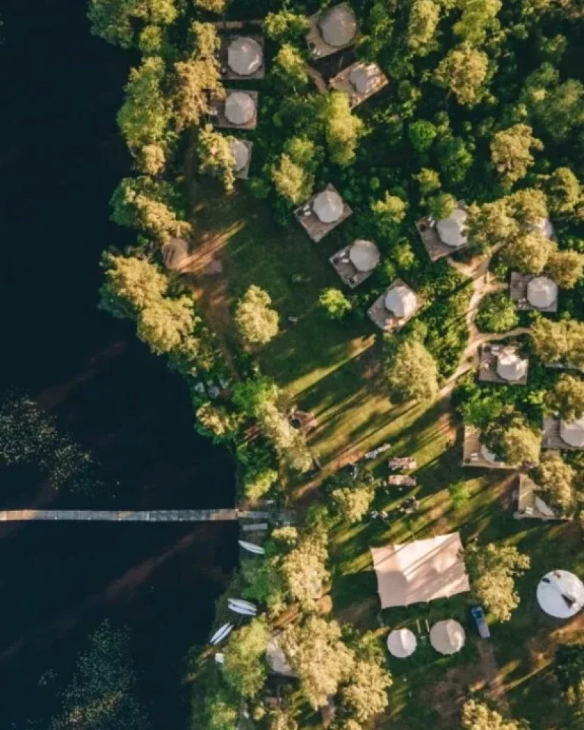 Overzicht van de glamping aan het water.
