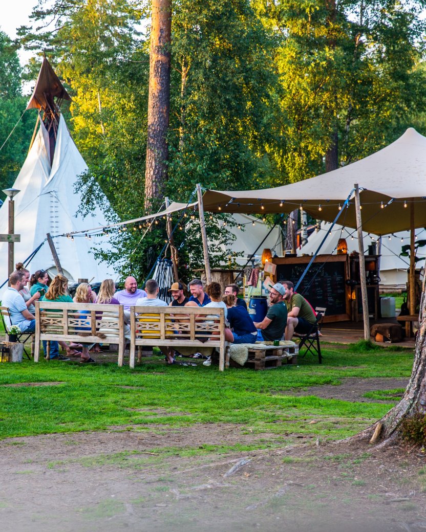 Reisgenoten zitten buiten aan de tafel en praten bij.