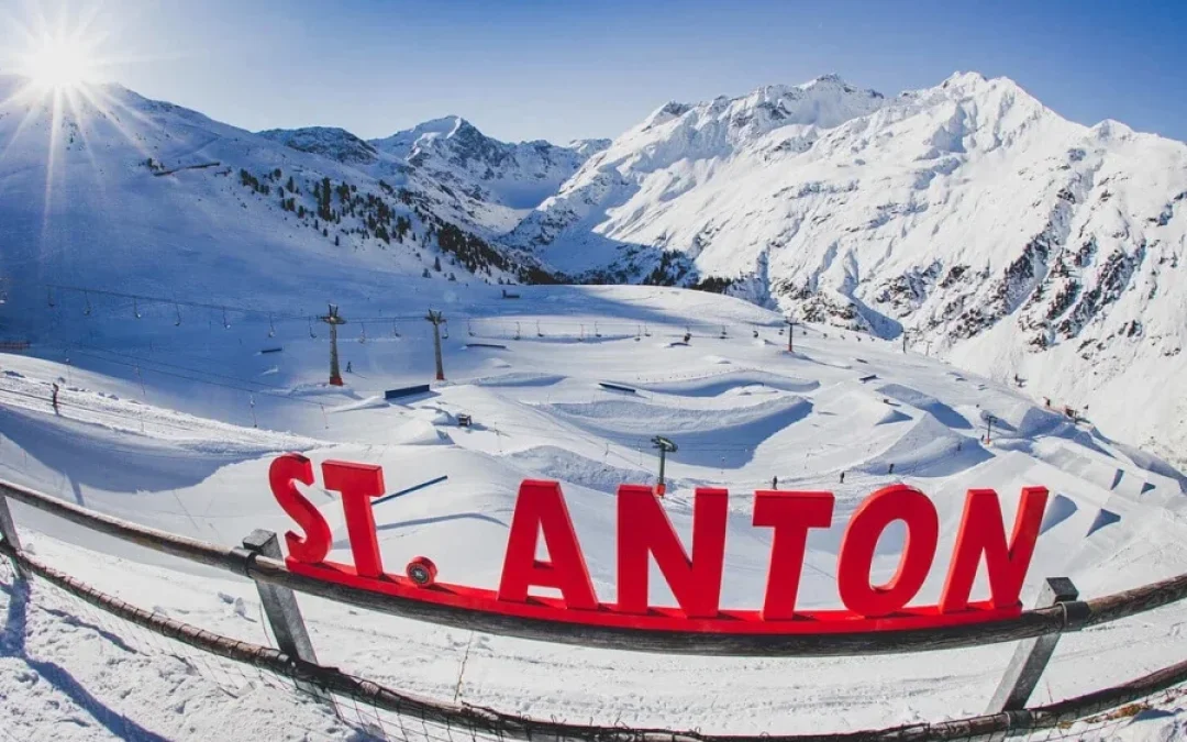Uitzicht over de pistes van Sankt Anton en de besneeuwde bergen.