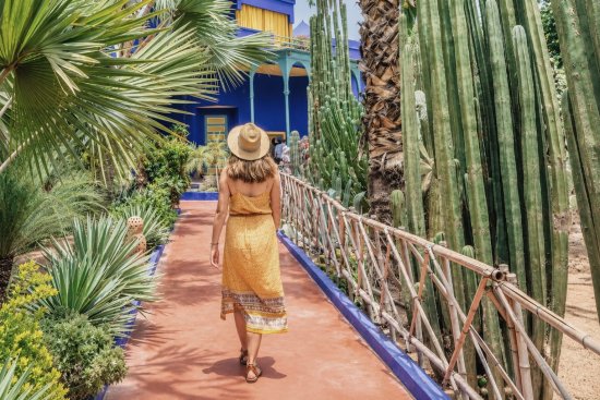 Reisgenoot loopt in exotische tuin in Marokko.