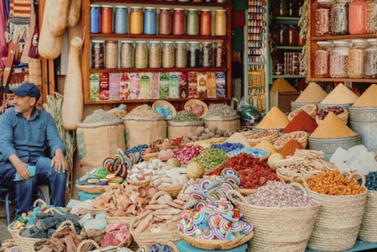 Winkel in Marokko met manden vol met kruiden.