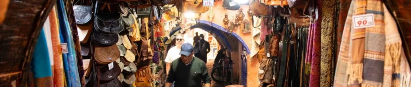 De souks van Marokko met veel kraampjes en vakmanschap.