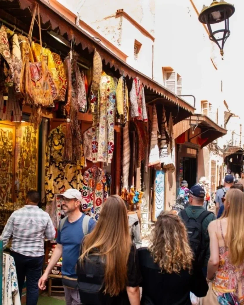 De souks van Marokko met veel kraampjes en vakmanschap.