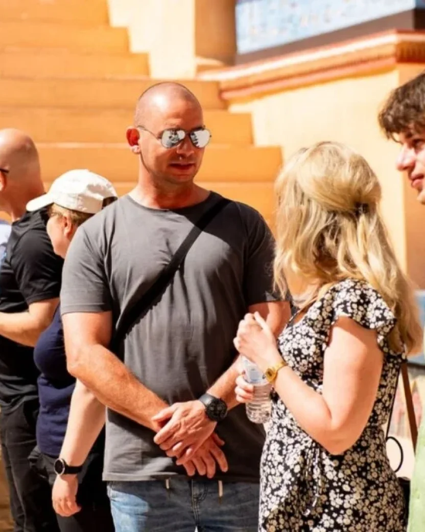 Reisgenoten praten met elkaar tijdens het bezoek aan filmstudio Atlas.