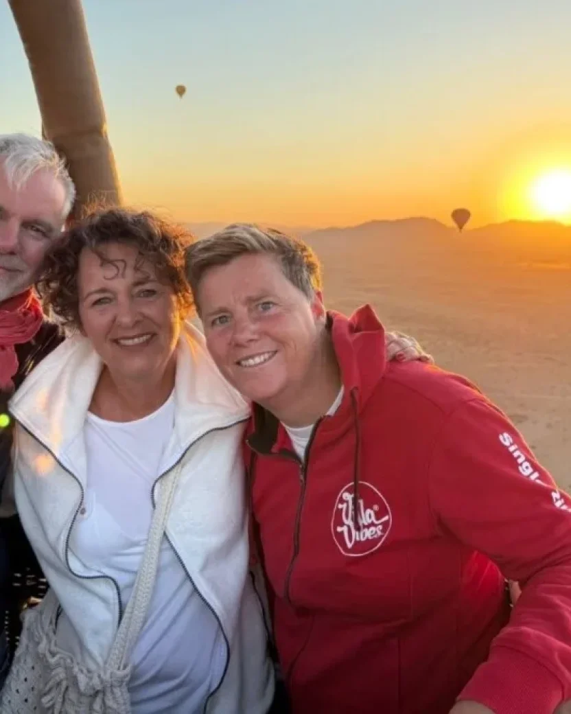 Reisgenoten maken een selfie in een luchtballon tijdens de zonsopgang in Marokko.