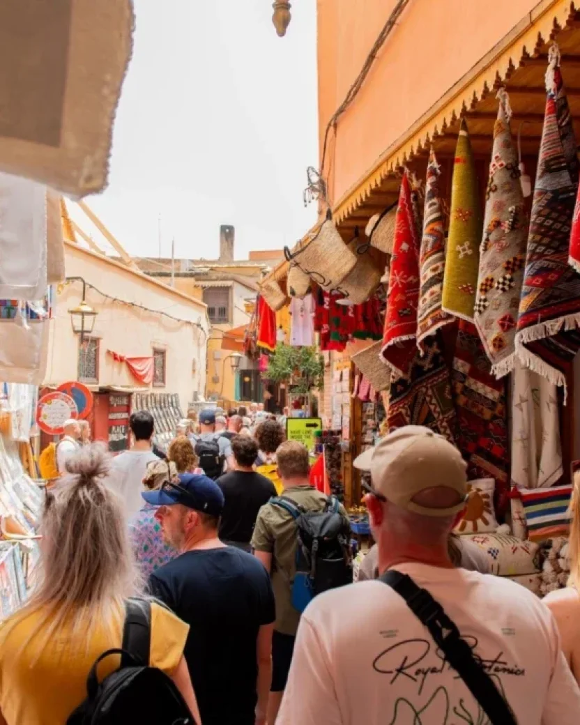 De souks van Marokko met veel kraampjes en vakmanschap.
