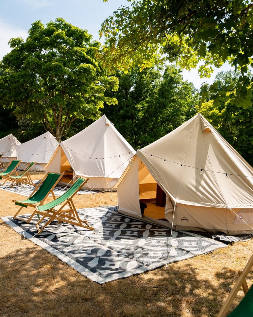 Tipi tenten op een rij.