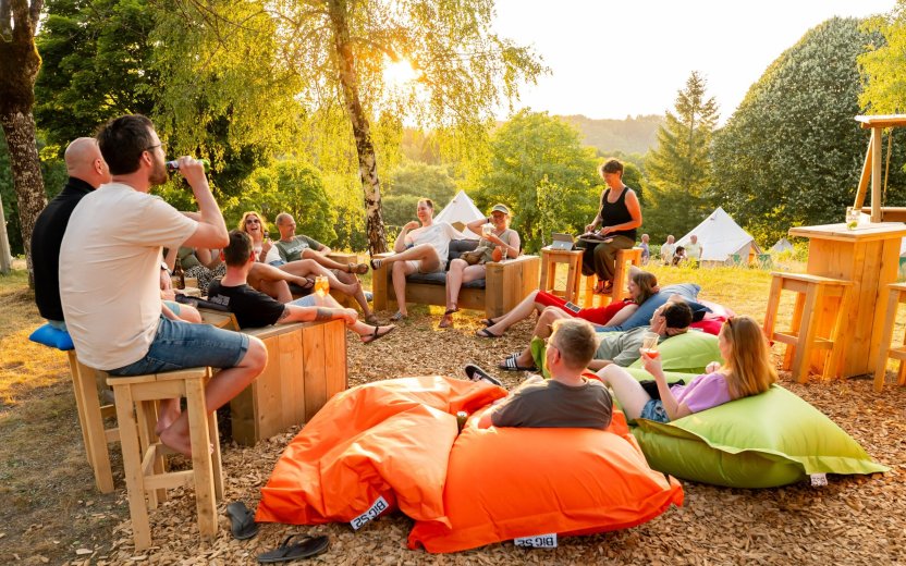 Reisgenoten op de basecamp op de camping in Frankrijk.