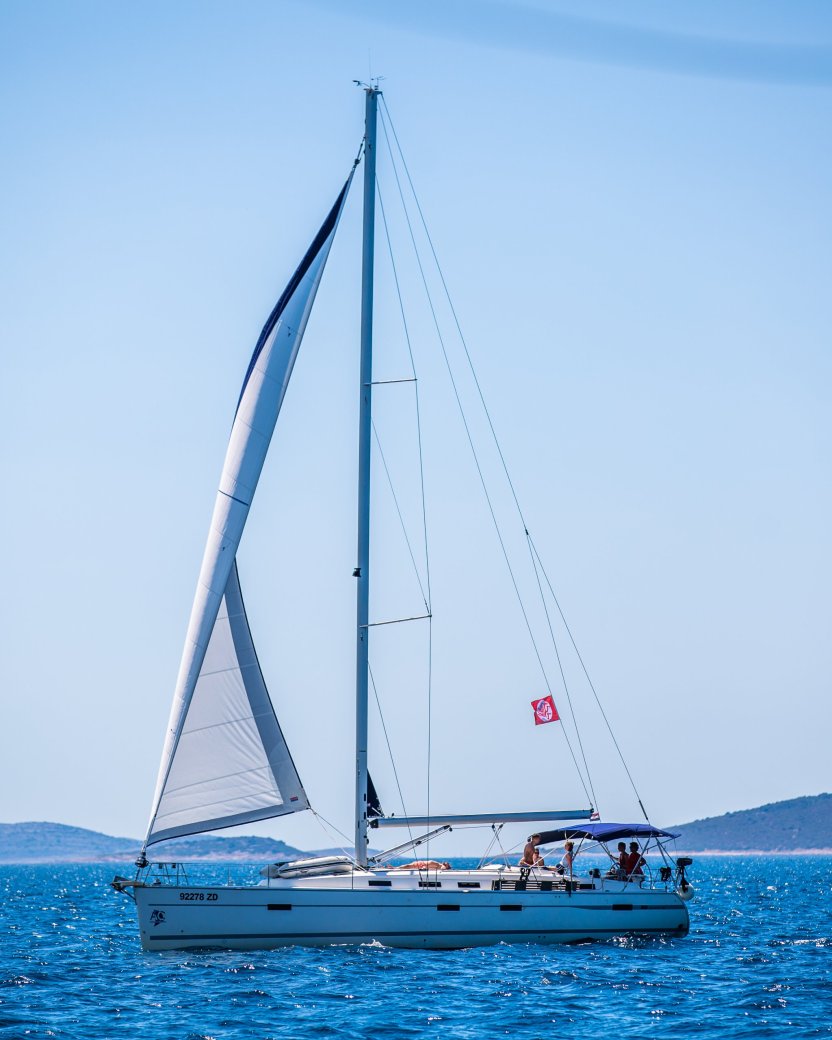 Zeilboot op het helderblauwe water in Kroatië.