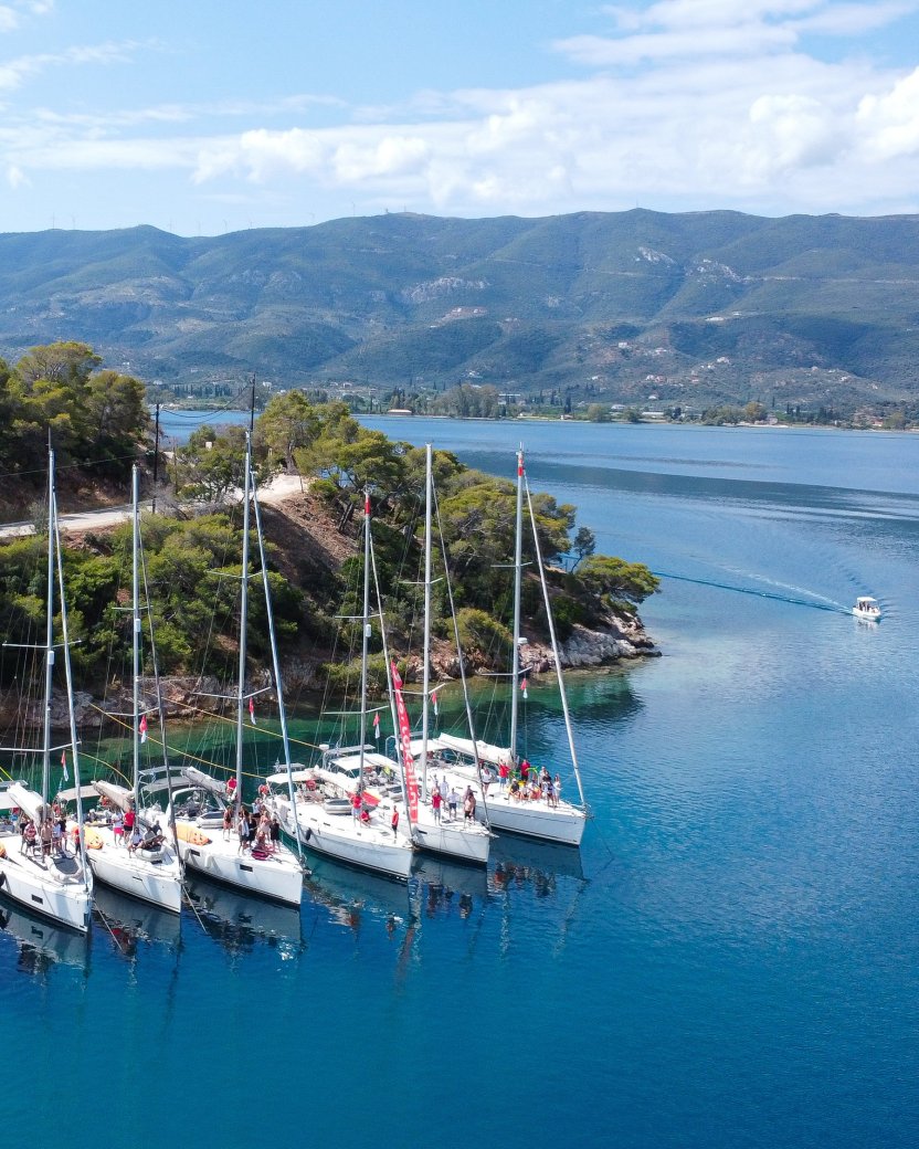 Zeilboten liggen aan de kust van Lefkas in het helderblauwe water.