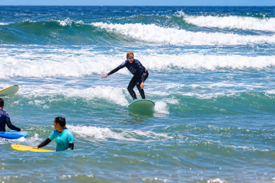 Femke leert surfen tijdens een actieve dag in zee.