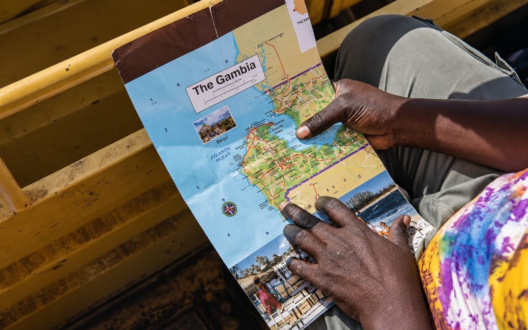 Gambia kaart in handen van man.
