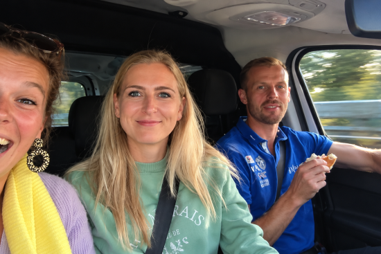 Vrolijke selfie van roadtrippers in de auto.
