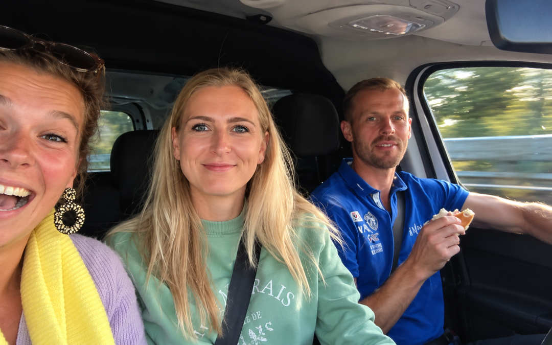 Vrolijke selfie van roadtrippers in de auto.