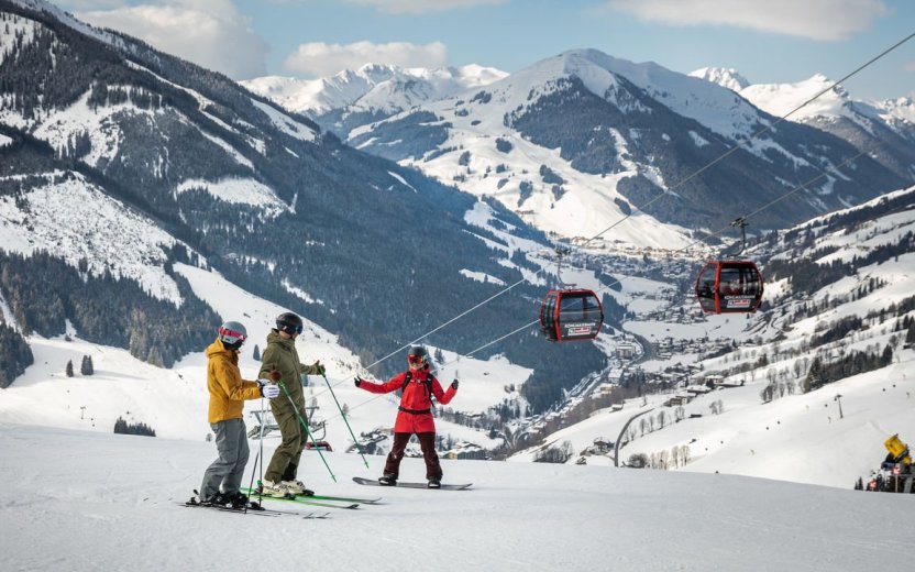 Reisgenoten bovenaan de piste in saalbach.