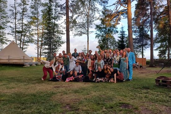 Groepsfoto op de camping in Zweden.