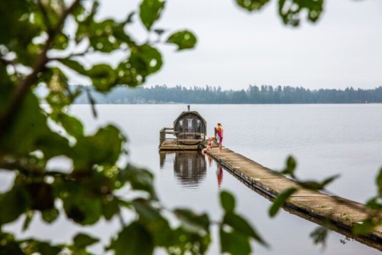 De sauna van de glamping midden op het meer in Zweden.