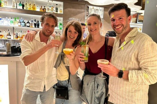 Juul met zijn reisgenoten in een bar op vakantie in Mallorca.