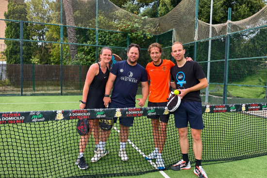 Juul en reisgenoten op de padelbaan in Mallorca.
