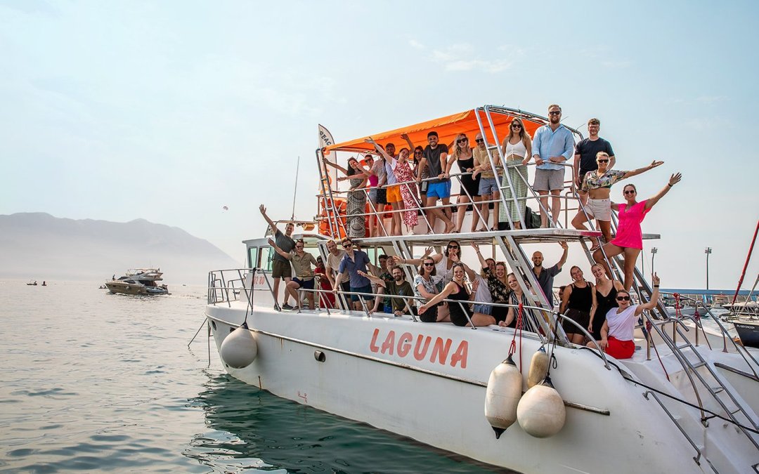 Reisgenoten op de boot in Budva.