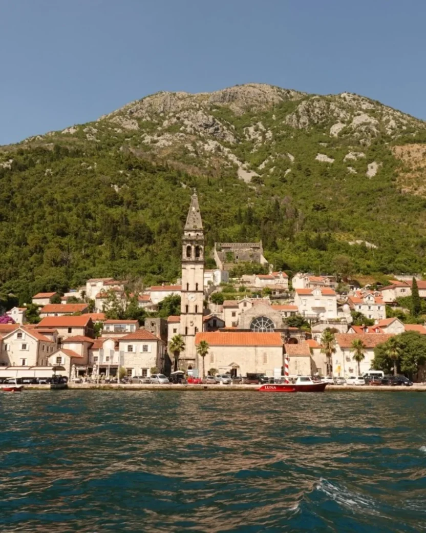 Kust van Budva aan de onderkant van groen gebergte.