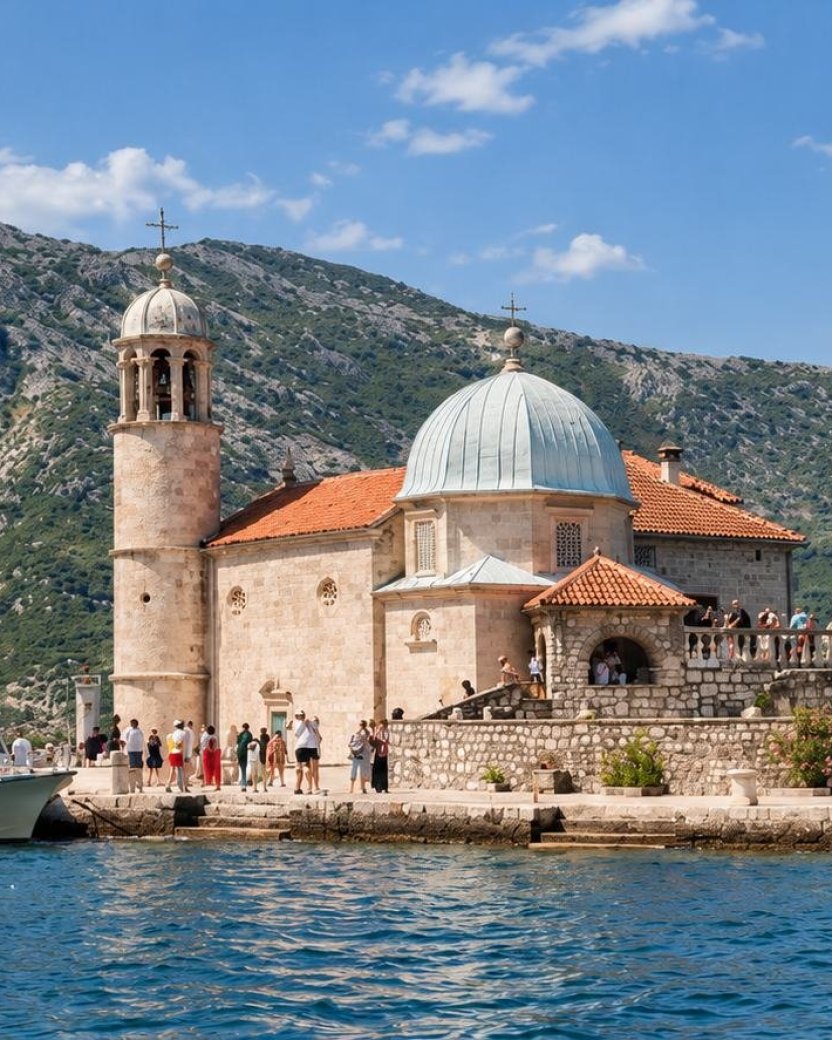 Historische kerk aan de baai in Montenegro.