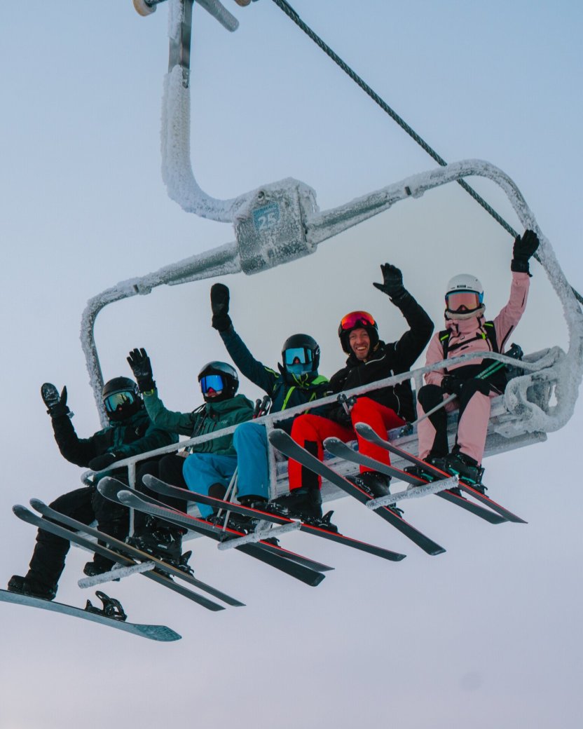 Reisgenoten in de skilift in lapland.