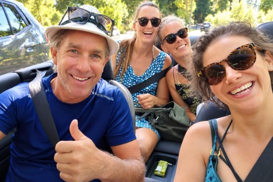 Reisgenoten maken een selfie in de auto.