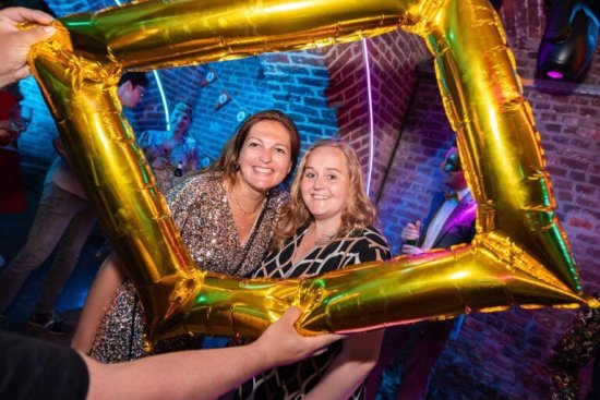 Marcella poseert met vriendin voor de foto tijdens een feest.