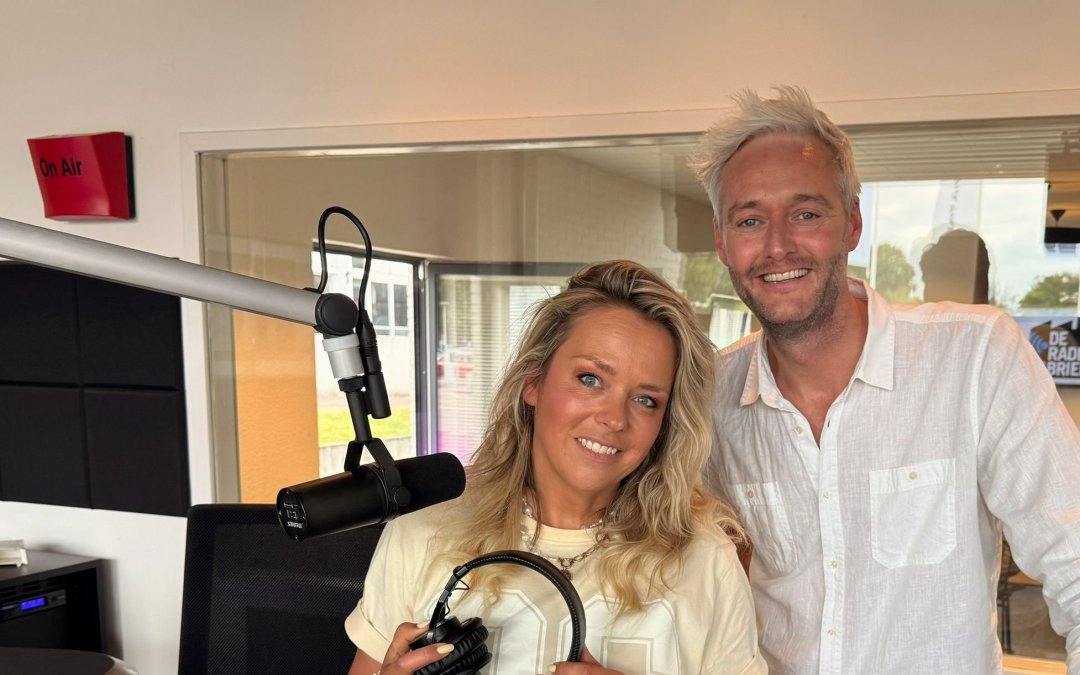 Roy en radio presentatrice Martine.