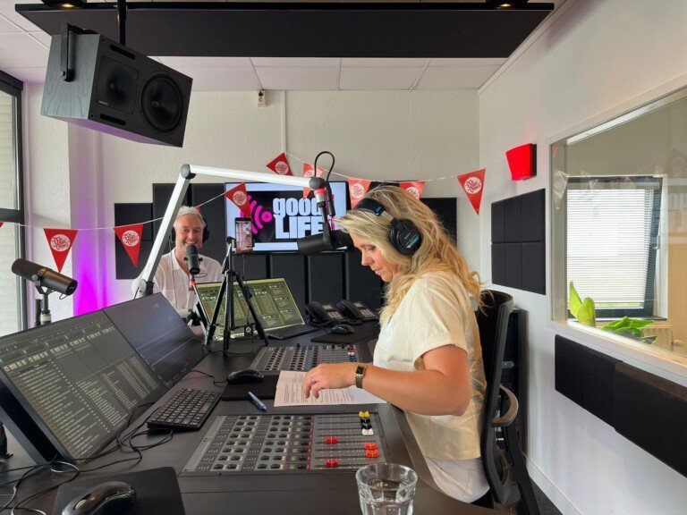 Presentatrice Martine Hauwert en Roy in de studio.
