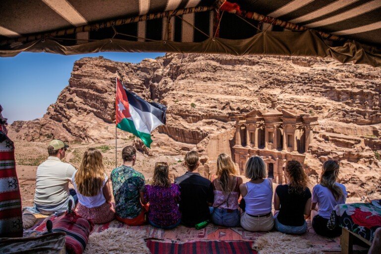 Reisgenoten kijken uit op Petra in Jordanië.