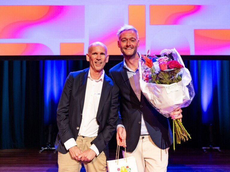 Harold en Roy ontvangen bloemen voor de FD Gazelle Award prijs.