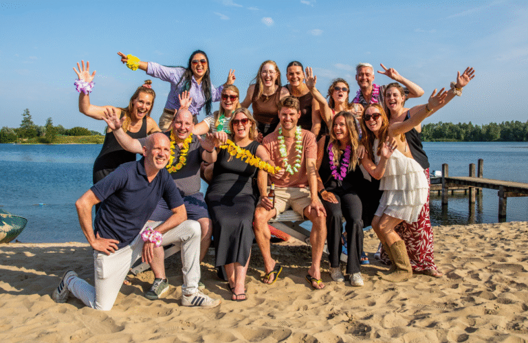 VillaVibes crew poseert voor de foto op het strand.