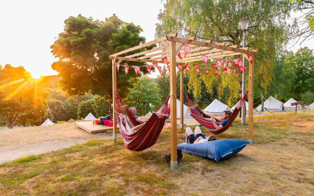 Kampeerders in de hangmatten op de camping.