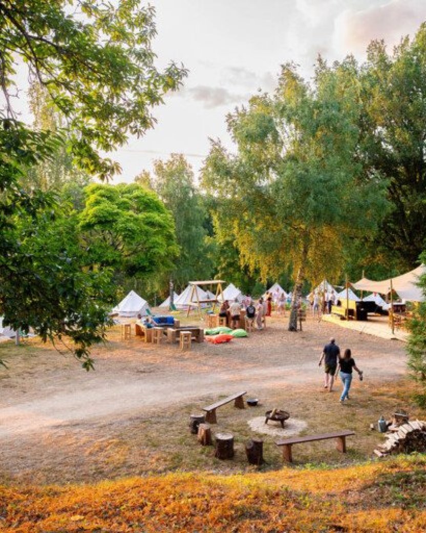 Uitzicht over het kampvuur en de campbase van de camping.