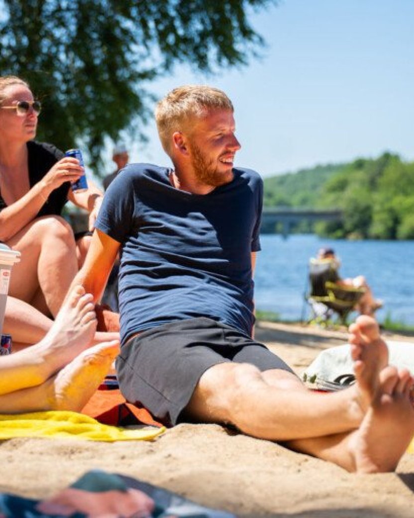Reisgenoten ontspannen op het strand bij de camping in Frankrijk.
