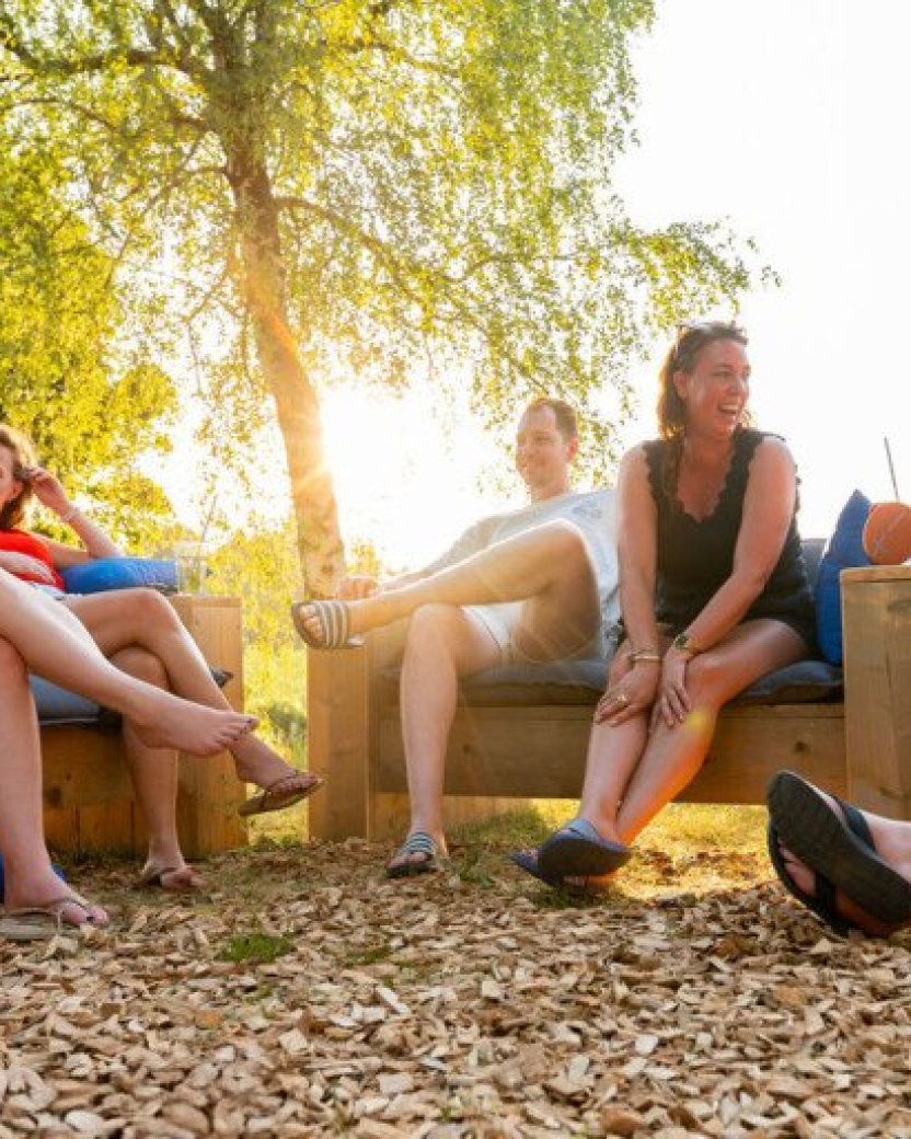 Reisgenoten ontspannen samen op de campbase van de camping in Frankrijk.
