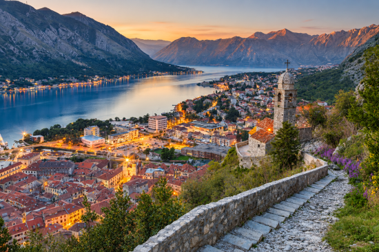 Uitzicht over de baai van Kotor bij avond.