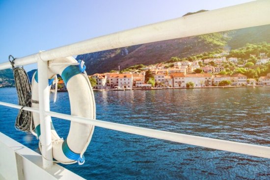 Uitzicht vanaf de boot op Budva.