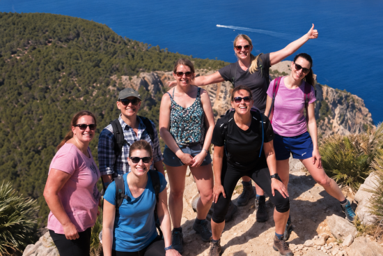 Wandelgroep met uitzicht op zee in Mallorca.