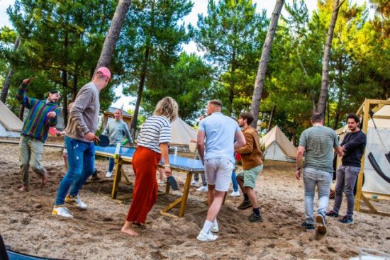 Reisgenoten spelen pingpong met elkaar op de camping in Montalivet.