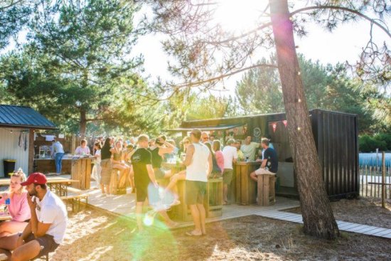 Reisgenoten ontspannen bij de bar op de camping in Montalivet.
