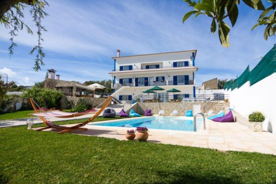 Ericeira surf house verblijf tijdens de surfvakantie met grote tuin en zwembad.